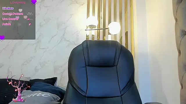 Snapshot of Oriana_gh chatting on 10/15/25, 03:39 Oriana gh online show from 10/15/25, 03:39