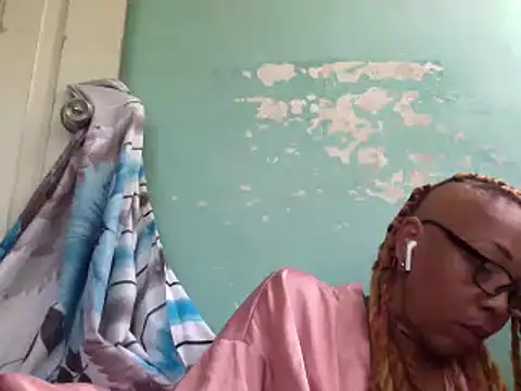 Snapshot of Ladyzee25 chatting on 07/02/26, 06:14 Ladyzee25 online show from 07/02/26, 06:14