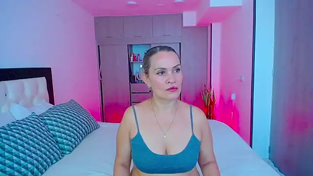 Snapshot of CarolinneFiotti chatting on 09/25/25, 01:15 CarolinneFiotti online show from 09/25/25, 01:15