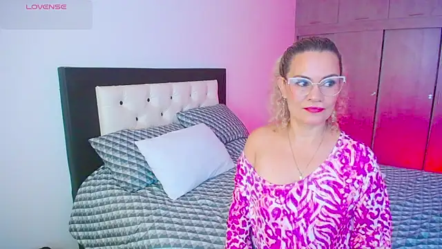 Snapshot of CarolinneFiotti chatting on 09/27/25, 01:16 CarolinneFiotti online show from 09/27/25, 01:16