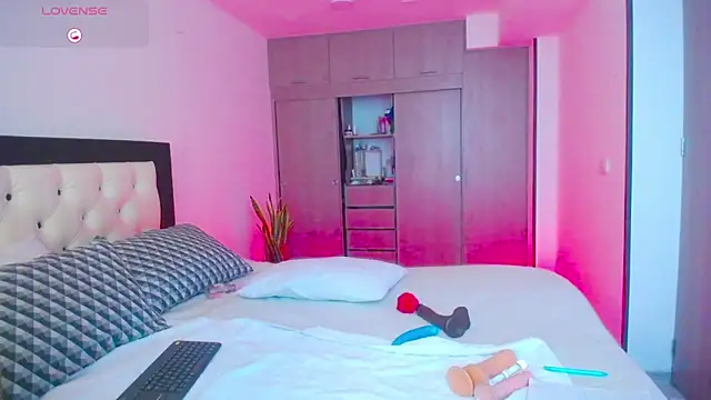 Snapshot of CarolinneFiotti chatting on 09/29/25, 04:01 CarolinneFiotti online show from 09/29/25, 04:01