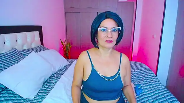 Snapshot of CarolinneFiotti chatting on 10/02/25, 01:51 CarolinneFiotti online show from 10/02/25, 01:51