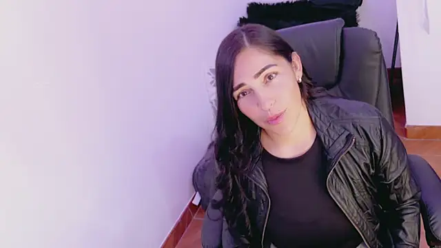 Snapshot of luna_lgomez_ chatting on 04/18/26, 01:37 luna lgomez online show from 04/18/26, 01:37