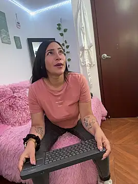 luna lgomez  online show from 06/17/26, 12:18