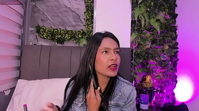 Fernanda liie  online show from 11/14/25, 12:48