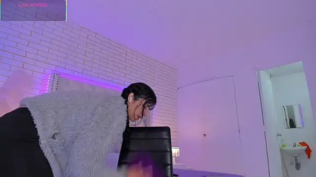 Emilly wilson  online show from 11/08/25, 12:27