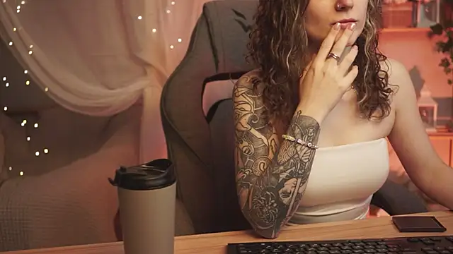 Snapshot of OliviaMcClean chatting on 10/30/25, 11:22 OliviaMcClean online show from 10/30/25, 11:22