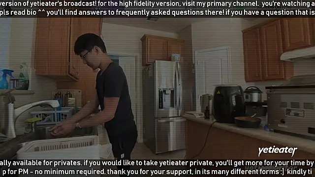 Snapshot of yetieater chatting on 12/11/24, 05:59 yetieater online show from 12/11/24, 05:59