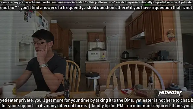 Snapshot of yetieater chatting on 12/12/24, 05:59 yetieater online show from 12/12/24, 05:59