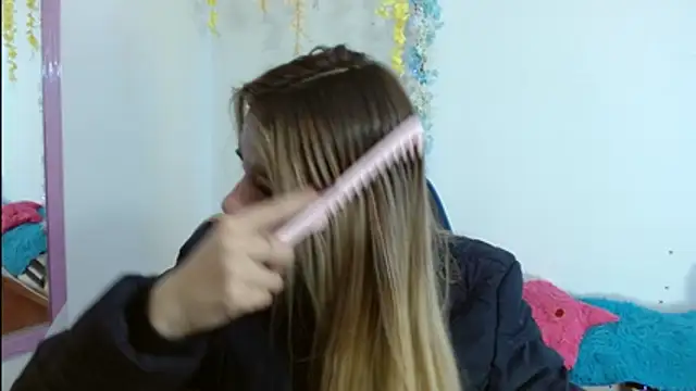 Snapshot of hannah_026 chatting on 11/06/25, 10:27 hannah 026 online show from 11/06/25, 10:27