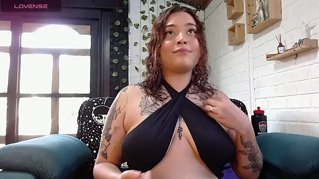 Snapshot of LiraSonnett chatting on 11/22/25, 09:03 LiraSonnett online show from 11/22/25, 09:03