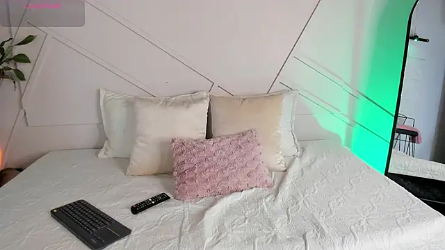 Snapshot of alanarouge chatting on 12/05/25, 11:52 alanarouge online show from 12/05/25, 11:52