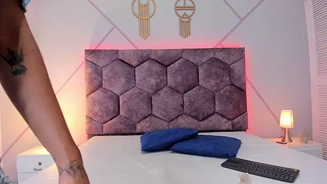 aurora collinss  online show from 03/15/25, 12:24