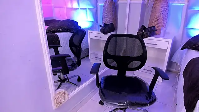 LexiAndDeker online show from 12/18/25, 06:36