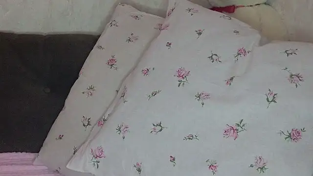 Snapshot of Anya-Sweet chatting on 11/21/25, 04:16 Anya-Sweet online show from 11/21/25, 04:16