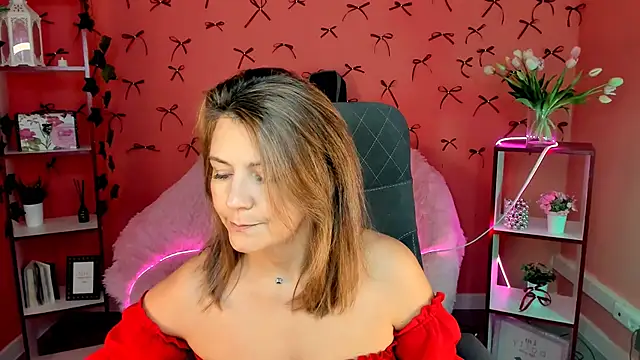 Snapshot of NicoleHitman chatting on 09/18/25, 05:20 NicoleHitman online show from 09/18/25, 05:20