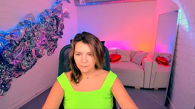 Snapshot of NicoleHitman chatting on 10/12/25, 05:17 NicoleHitman online show from 10/12/25, 05:17