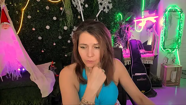 Snapshot of NicoleHitman chatting on 12/21/25, 09:16 NicoleHitman online show from 12/21/25, 09:16