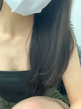 Snapshot of Lyly2525 chatting on 03/10/25, 04:35 Lyly2525 online show from 03/10/25, 04:35