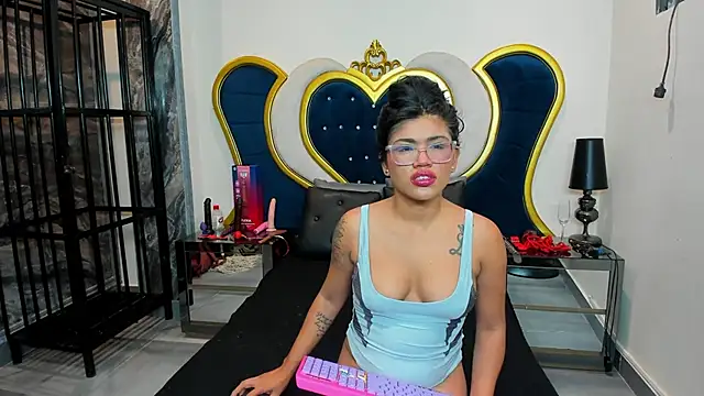 Snapshot of NovaMichel chatting on 10/21/25, 11:22 NovaMichel online show from 10/21/25, 11:22