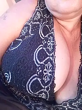 Snapshot of Sandra42 chatting on 04/22/26, 10:17 Sandra42 online show from 04/22/26, 10:17