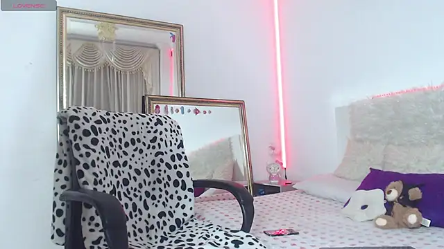 Snapshot of MiaTylorr chatting on 03/04/25, 08:38 MiaTylorr online show from 03/04/25, 08:38