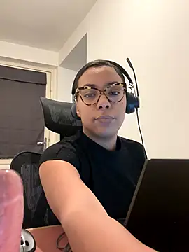 Snapshot of Melia_Rayne chatting on 12/03/25, 10:24 Melia Rayne online show from 12/03/25, 10:24