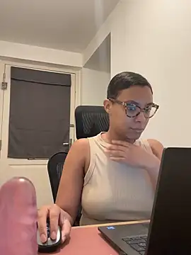 Snapshot of Melia_Rayne chatting on 12/04/25, 11:41 Melia Rayne online show from 12/04/25, 11:41