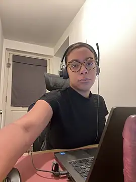 Snapshot of Melia_Rayne chatting on 12/15/25, 11:47 Melia Rayne online show from 12/15/25, 11:47