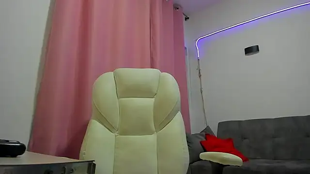 Snapshot of gaaby_foxx chatting on 10/21/25, 01:34 gaaby foxx online show from 10/21/25, 01:34