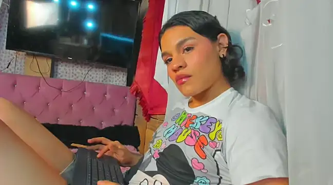 Snapshot of Moonroxe_ chatting on 03/04/25, 10:38 Moonroxe online show from 03/04/25, 10:38