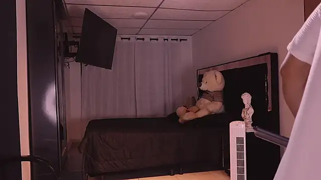 Snapshot of ErosKhaos chatting on 10/05/25, 03:27 ErosKhaos online show from 10/05/25, 03:27