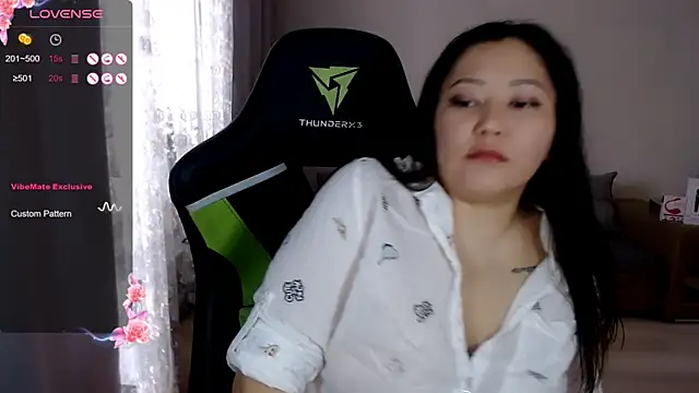 Snapshot of LisaAsianFlower chatting on 11/10/25, 06:12 LisaAsianFlower online show from 11/10/25, 06:12