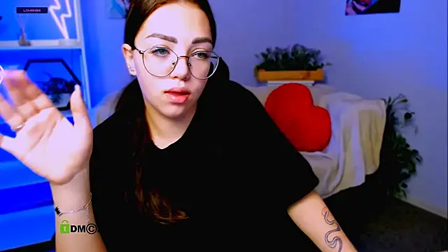 Snapshot of kiki_swan chatting on 03/17/25, 07:24 kiki swan online show from 03/17/25, 07:24