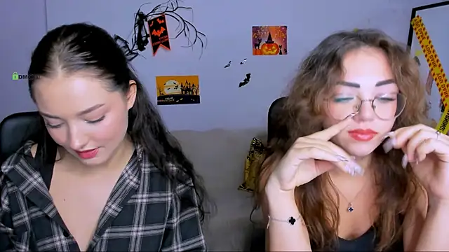 Snapshot of kiki_swan chatting on 10/27/25, 02:32 kiki swan online show from 10/27/25, 02:32