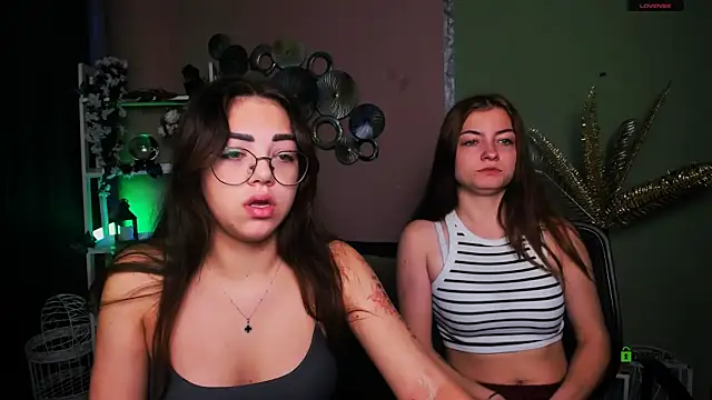 Snapshot of kiki_swan chatting on 11/26/25, 06:47 kiki swan online show from 11/26/25, 06:47