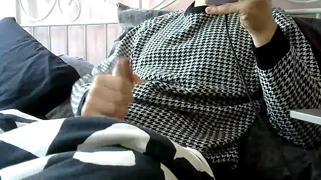 Snapshot of Italianmonsterd chatting on 11/02/25, 08:39 Italianmonsterd online show from 11/02/25, 08:39