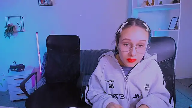 mona cloud online show from 11/10/25, 12:31