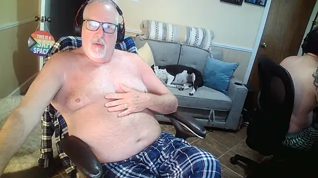 Snapshot of superbearboss chatting on 05/17/26, 12:45 superbearboss online show from 05/17/26, 12:45