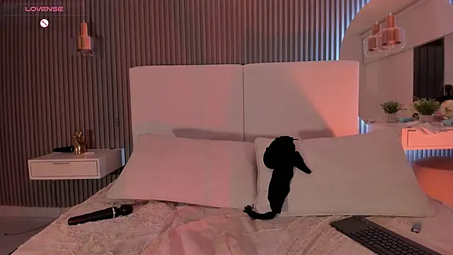 Snapshot of Zoewhitte chatting on 11/10/25, 12:42 Zoewhitte online show from 11/10/25, 12:42