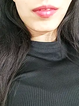 Snapshot of saraaxx1 chatting on 11/11/25, 03:34 saraaxx1 online show from 11/11/25, 03:34