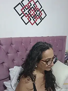 Snapshot of AlessandraLeroy chatting on 10/31/25, 02:12 AlessandraLeroy online show from 10/31/25, 02:12