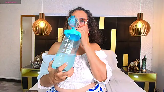 Snapshot of AlessandraLeroy chatting on 11/08/25, 02:50 AlessandraLeroy online show from 11/08/25, 02:50