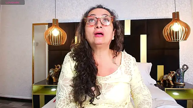 Snapshot of AlessandraLeroy chatting on 11/21/25, 02:27 AlessandraLeroy online show from 11/21/25, 02:27