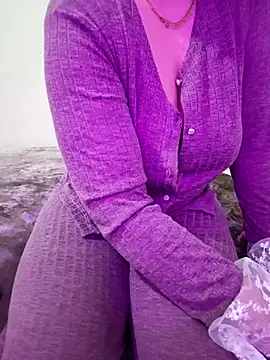 Snapshot of queen_belisima1 chatting on 11/28/25, 08:44 queen belisima1 online show from 11/28/25, 08:44