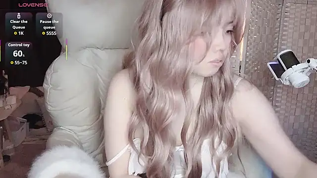 Snapshot of Cocobee chatting on 11/26/25, 05:03 Cocobee online show from 11/26/25, 05:03