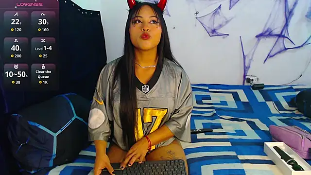 Snapshot of bella_warzon chatting on 10/15/25, 01:06 bella warzon online show from 10/15/25, 01:06