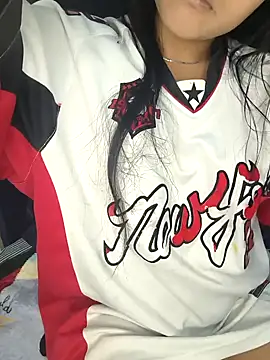 Snapshot of bella_warzon chatting on 10/18/25, 09:37 bella warzon online show from 10/18/25, 09:37