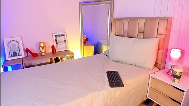 naia xo online show from 11/06/25, 08:54