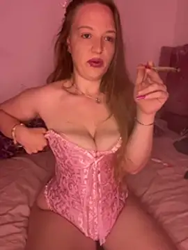 Snapshot of feedeegeorgie chatting on 05/04/26, 10:17 feedeegeorgie online show from 05/04/26, 10:17